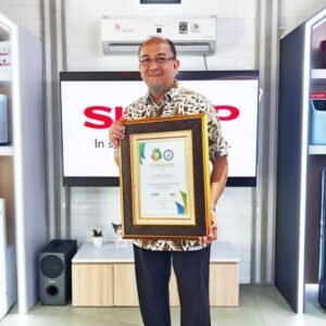 026-Foto-1-Andry-Adi-Utomo-meneriman-penghargaan-PR-Practitionaire-of-the-year-1-1