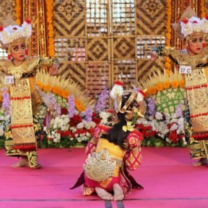 Para-peserta-dengan-lihai-membawakan-Tari-Legong-Keraton-Lasem-dalam-gelaran-Festival-Legong-Lasem-XI