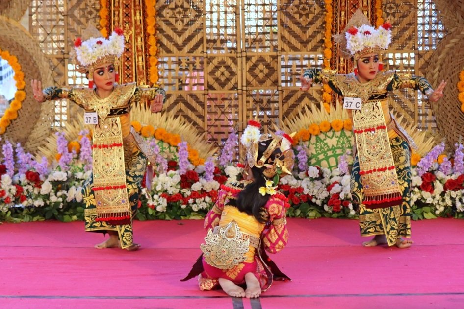 Para-peserta-dengan-lihai-membawakan-Tari-Legong-Keraton-Lasem-dalam-gelaran-Festival-Legong-Lasem-XI