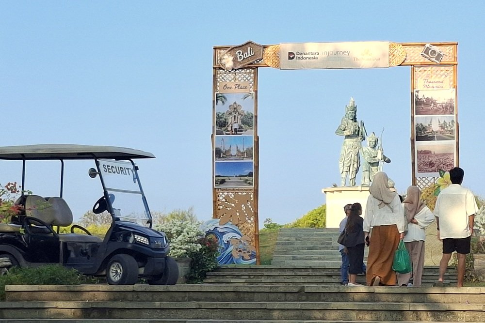 Kunjungan-wisatawan-di-Kawasan-The-Nusa-Dua-Badung